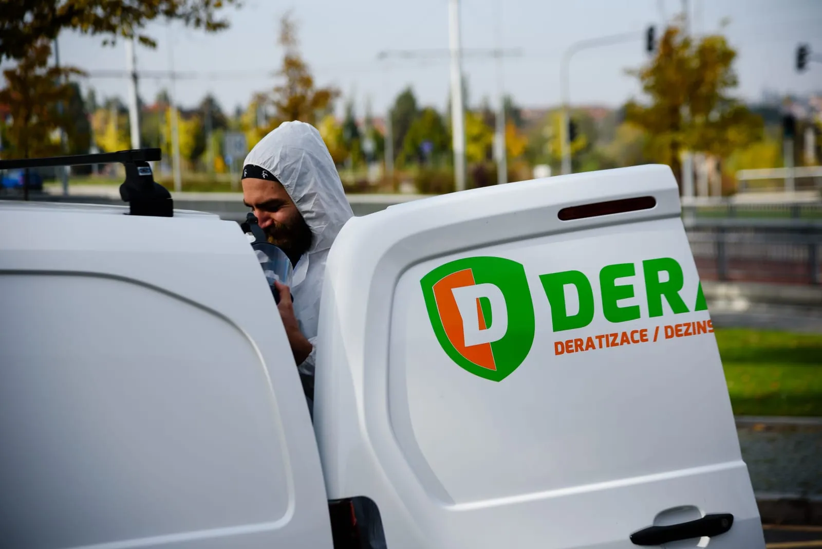 Technik Deratiz.cz při zásahu proti škůdcům