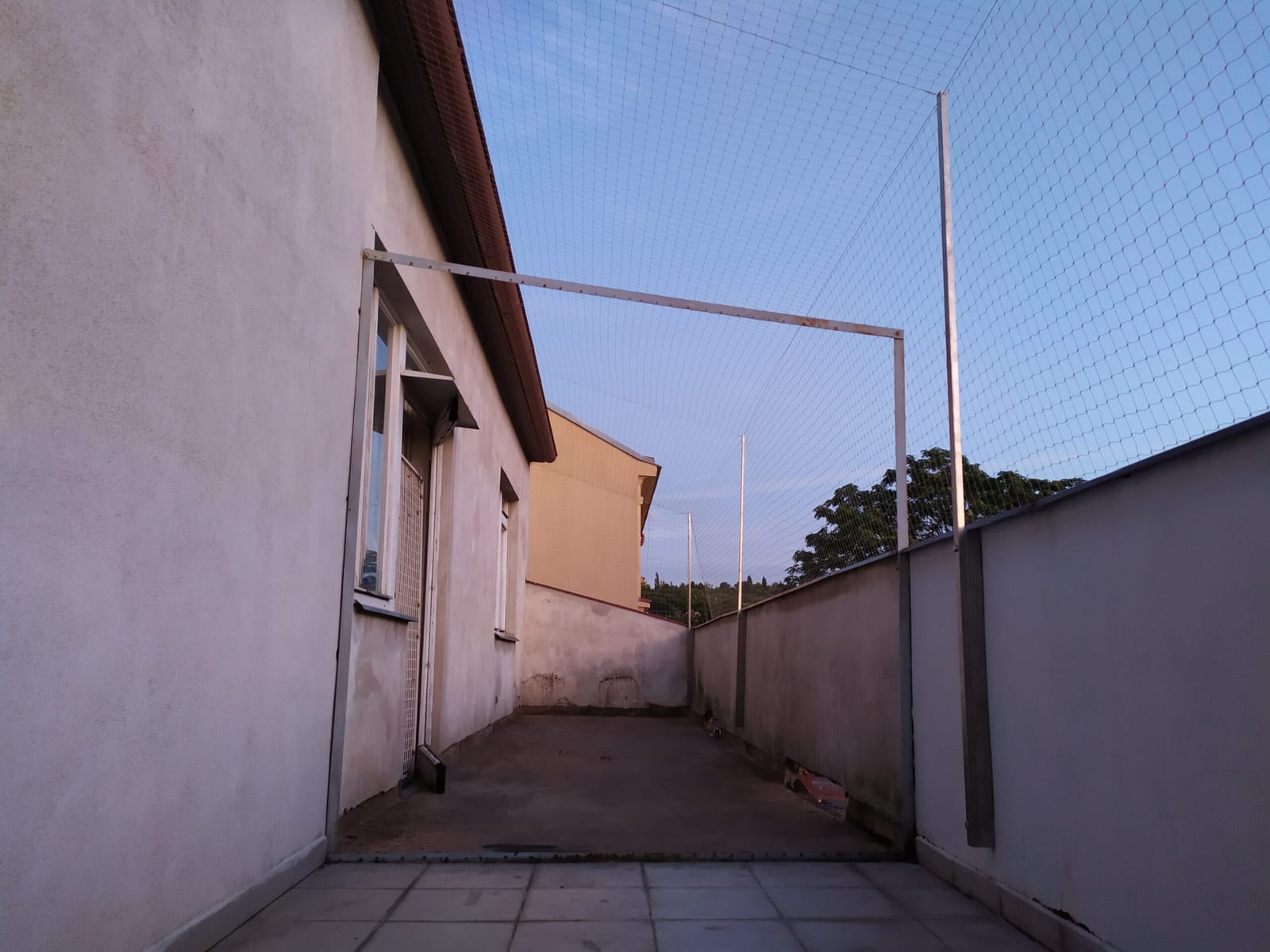 Síť proti holubům na terase s konstrukcí