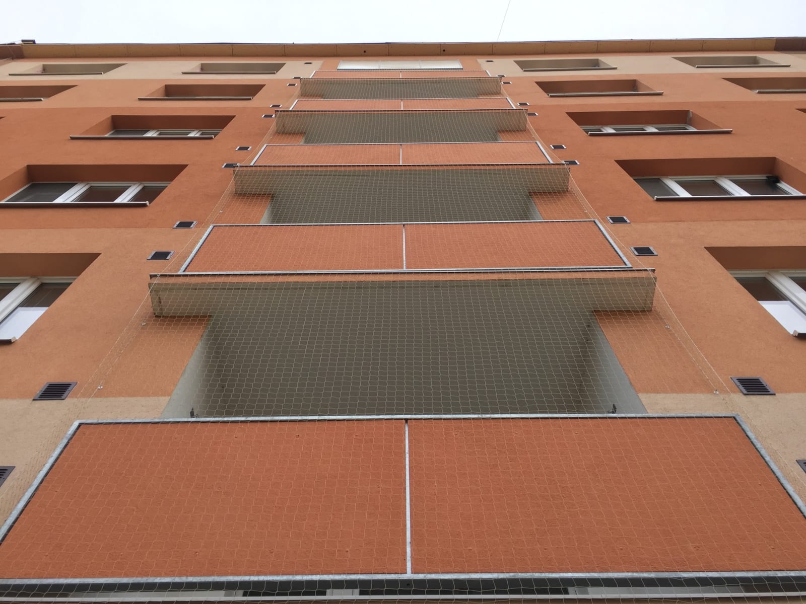 Sítě proti holubům na SVJ