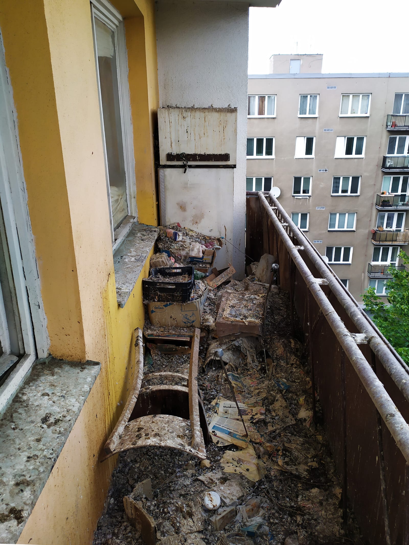 Balkon před úklidem – znečištění holubím trusem